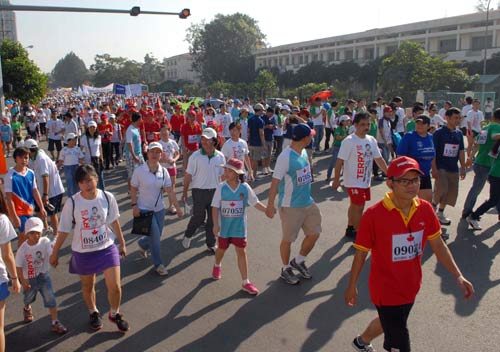 Hơn 15.000 người chạy bộ chống bệnh ung thư - 3