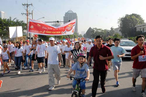 Hơn 15.000 người chạy bộ chống bệnh ung thư - 4