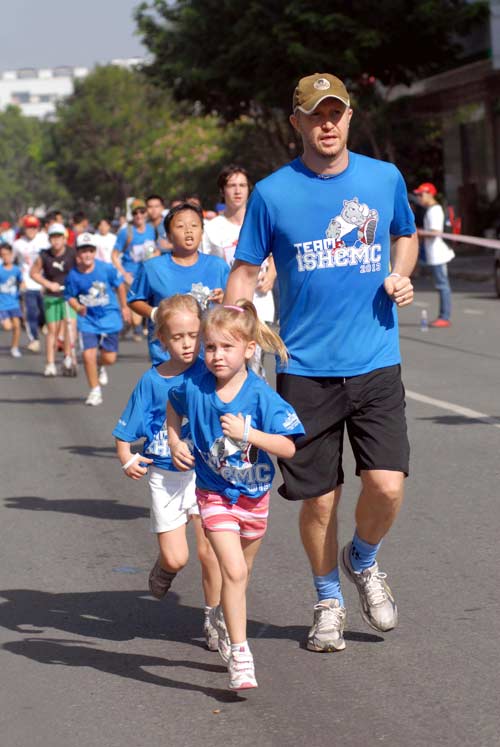 Hơn 15.000 người chạy bộ chống bệnh ung thư - 6