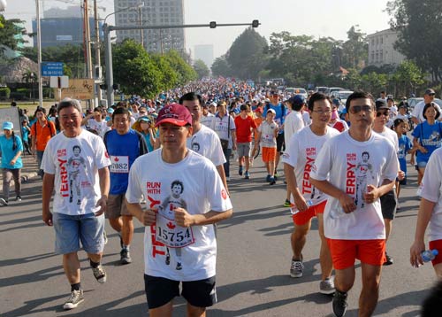 Hơn 15.000 người chạy bộ chống bệnh ung thư - 9