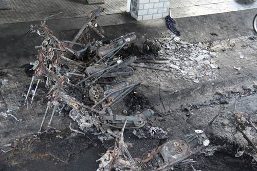 20 xe máy mới toanh bị thiêu rụi trong đêm - 2