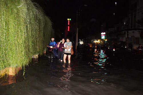 TP.HCM lại ngập nặng sau trận mưa 30 phút - 4