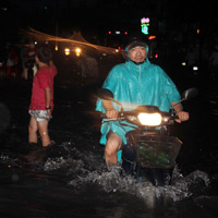 Tin tức trong ngày - TP.HCM lại ngập nặng sau trận mưa 30 phút