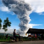 Tin tức trong ngày - Indonesia: Núi lửa phun trào, 10.000 dân sơ tán