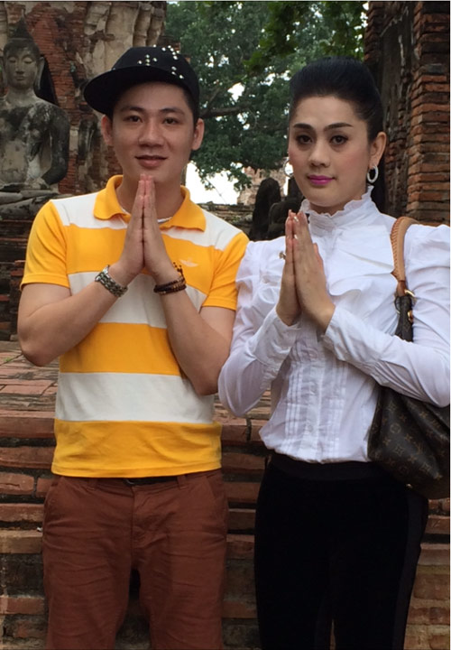 Lâm Chí Khanh khoe dáng cùng chồng tại bể bơi - 1