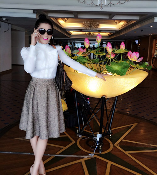 Lâm Chí Khanh khoe dáng cùng chồng tại bể bơi - 2