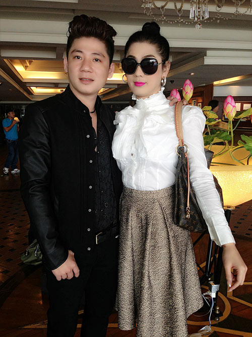 Lâm Chí Khanh khoe dáng cùng chồng tại bể bơi - 3