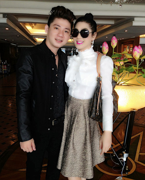 Lâm Chí Khanh khoe dáng cùng chồng tại bể bơi - 4