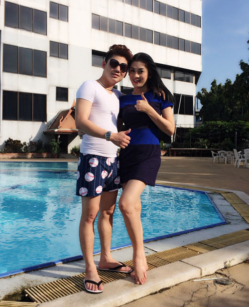 Lâm Chí Khanh khoe dáng cùng chồng tại bể bơi - 5