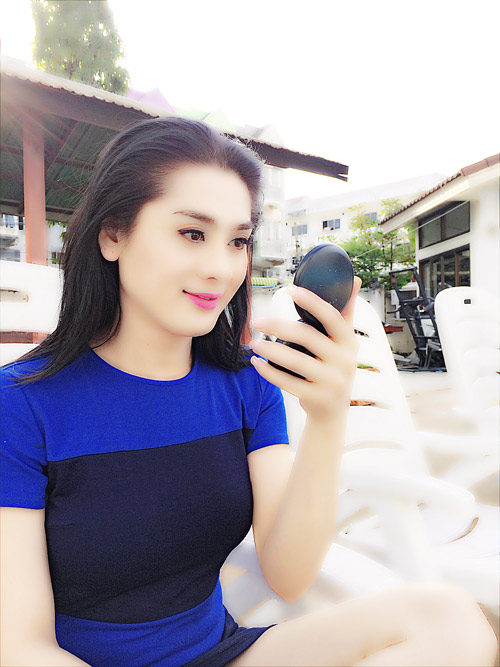 Lâm Chí Khanh khoe dáng cùng chồng tại bể bơi - 2