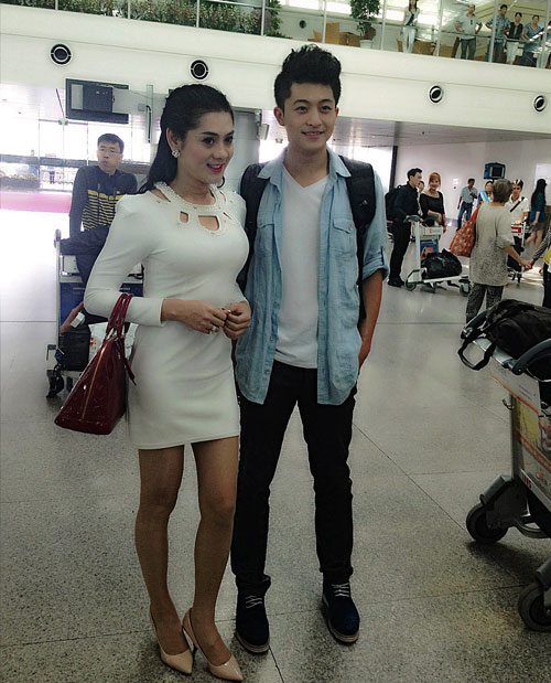 Lâm Chí Khanh khoe dáng cùng chồng tại bể bơi - 10