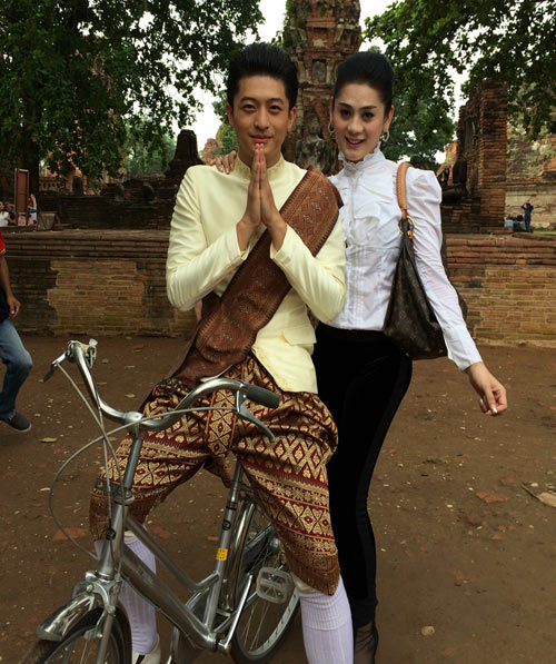 Lâm Chí Khanh khoe dáng cùng chồng tại bể bơi - 7