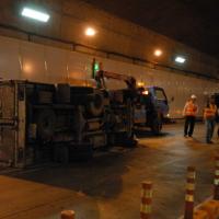 Tin tức trong ngày - Xe tải chở bia lật trong hầm vượt sông Sài Gòn