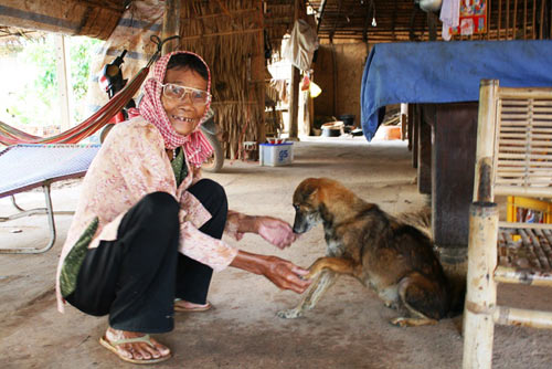 Bà lão 78 tuổi và cỗ xe chó kéo - 3