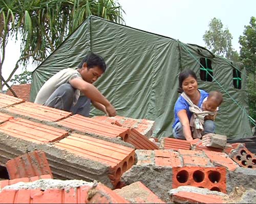 Sau lũ dữ, dân“định cư” trong nhà bạt - 10