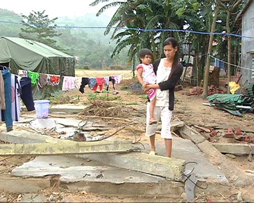 Sau lũ dữ, dân“định cư” trong nhà bạt - 2