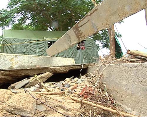 Sau lũ dữ, dân“định cư” trong nhà bạt - 3