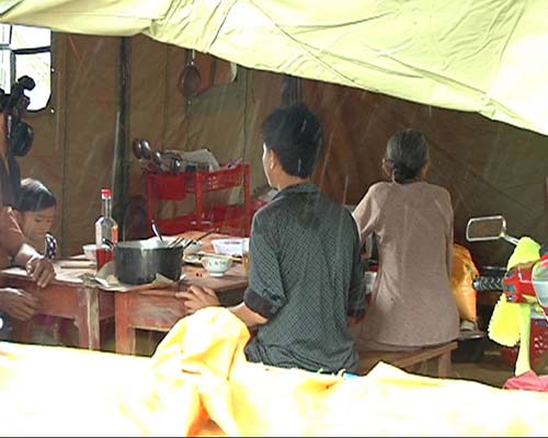 Sau lũ dữ, dân“định cư” trong nhà bạt - 6