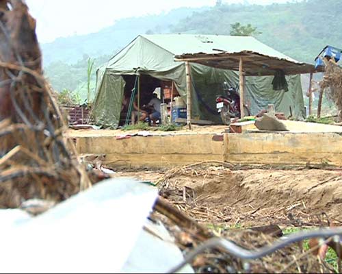 Sau lũ dữ, dân“định cư” trong nhà bạt - 7