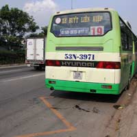 Tin tức trong ngày - Cửa xe buýt kẹp chân hành khách lòi xương