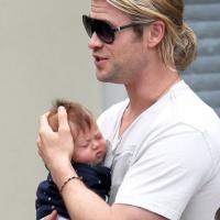  - "Thần sấm" thích thay tã cho con