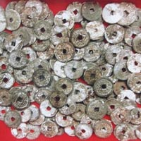 Tin tức trong ngày - Đào móng nhà, phát hiện chum tiền cổ