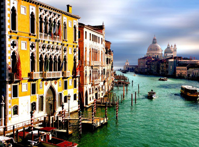 Nếu có thể, bạn nên đến Venice (Ý) một lần trong đời trước khi quá muộn, bởi lẽ thành phố tuyệt này đang chìm dần trong nước biển.
