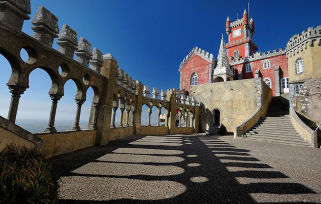 Sintra là thị trấn mang đậm dấu ấn lịch sử ở Bồ Đào Nha, cách thủ đô Lisbon nửa giờ đi tàu hỏa hoặc ôtô. Nhà thơ lãng mạn nổi tiếng Lord Byron đã lấy cảm hứng để viết nên tác phẩm Pilgrimage Childe Harold sau khi đến thăm Sintra.
