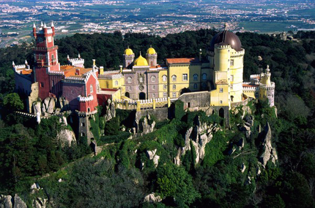Cung điện Pena Palace một địa danh thu hút đông đảo khách du lịch  tọa lạc trên đỉnh của một ngọn đồi ở thị trấn Sintra, là một di tích quốc gia và biểu tượng đặc trưng cho chủ nghĩa lãng mạn thế kỷ thứ 19 trên toàn thế giới. Pena Palace được UNESCO công nhận là Di sản thế giới và là một trong bảy kỳ quan của Bồ Đào Nha.
