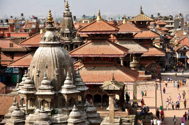 Thủ đô Kathmandu được bao quanh bởi núi Himalaya, thuộc miền Trung của Nepal. Đây là thành phố của những ngôi đền cổ đóng vai trò tinh thần quan trọng, một trong những thành phố thú vị nhất khu vực.
