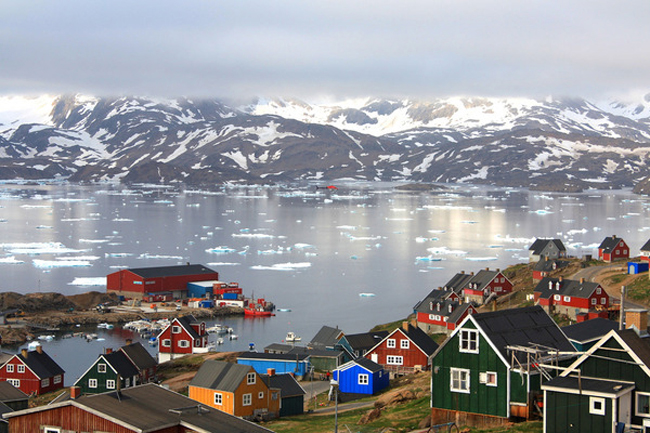 Greenland là một đảo quốc xinh đẹp, được coi là hòn đảo lớn nhất trên thế giới. Thời tiết nơi đây quanh năm lạnh và băng giá tuy nhiên cảnh quan của nó rất tuyệt vời.
