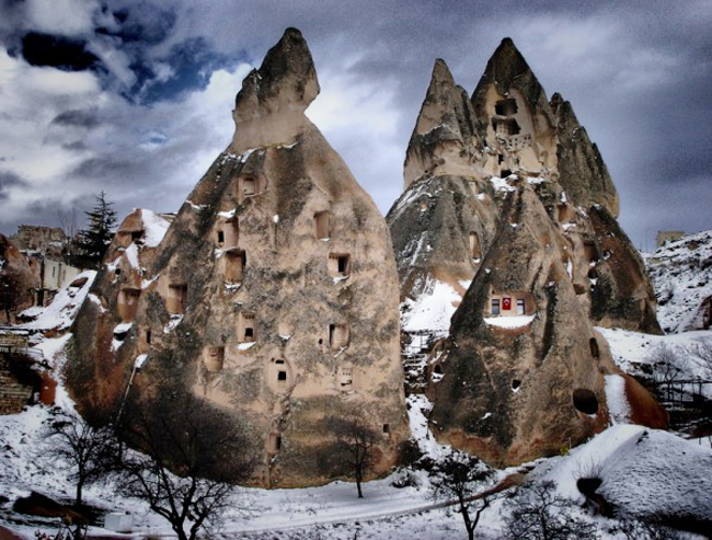 Cappadocia, miền Trung Anatolia (Thổ Nhĩ Kỳ). Nơi đây được coi là một kỳ quan thiên nhiên, một địa điểm lịch sử và văn hóa thế giới. Cappadocia nổi tiếng với những hoodoos (ống khói cổ tích) được hình thành từ những tảng đá.
