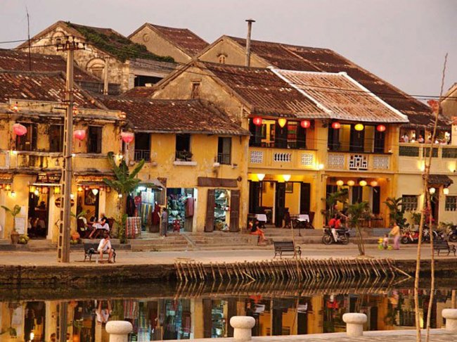 Phố cổ Hội An của Việt Nam nằm trên bờ biển Đông, được UNESCO công nhận là di sản thế giới vào năm 1999. Đây là địa danh lịch sử quan trọng, đại diện cho nền văn hóa Đông Nam Á từ thế kỷ 15 đến thế kỷ 19.
