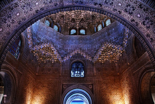 Quần thể cung điện Alhambra ở Granada (Tây Ban Nha), vốn là một pháo đài được xây dựng từ năm 889 nằm ở Granada, miền Nam Tây Ban Nha. Cho đến năm 1333 Quốc vương Sultan của Granada là Yusuf I đã cho người tu sửa lại thành cung điện.
