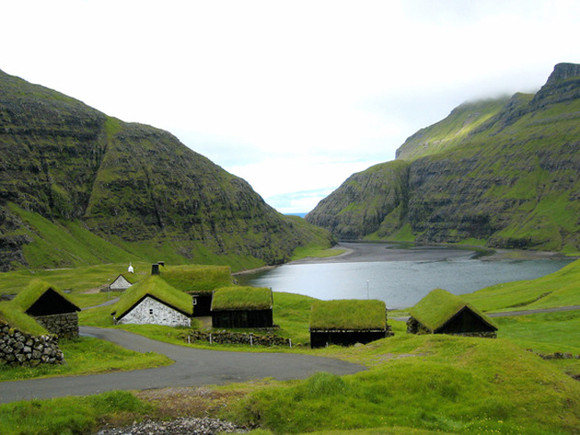 Mang khí hậu của vùng Bắc Âu, thời tiết sương mù và những ngọn núi lửa hùng vĩ tạo cho Faroe một không gian huyền bí.
