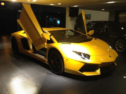 Lamborghini aventador màu vàng thoắt ẩn thoắt hiện tại vn