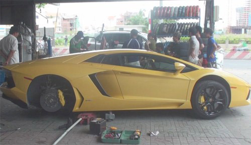 Lamborghini aventador màu vàng thoắt ẩn thoắt hiện tại vn