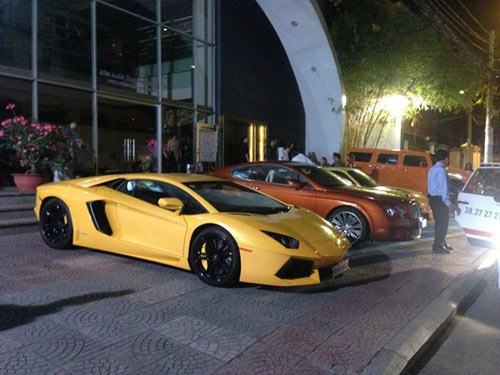 Lamborghini aventador màu vàng thoắt ẩn thoắt hiện tại vn