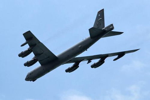 B-52 Mỹ hiên ngang bay qua khu phòng không TQ - 1