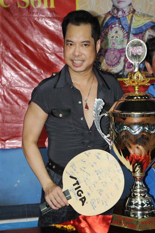 Trăm người chen chân trước nhà Ngọc Sơn - 10