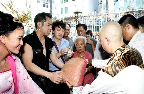 Trăm người chen chân trước nhà Ngọc Sơn - 2