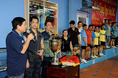 Trăm người chen chân trước nhà Ngọc Sơn - 12