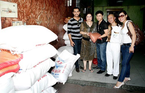 Trăm người chen chân trước nhà Ngọc Sơn - 3