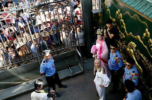 Trăm người chen chân trước nhà Ngọc Sơn - 6