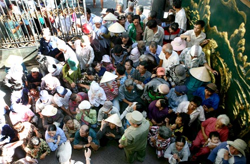 Trăm người chen chân trước nhà Ngọc Sơn - 7