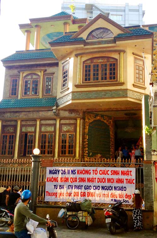 Trăm người chen chân trước nhà Ngọc Sơn - 9