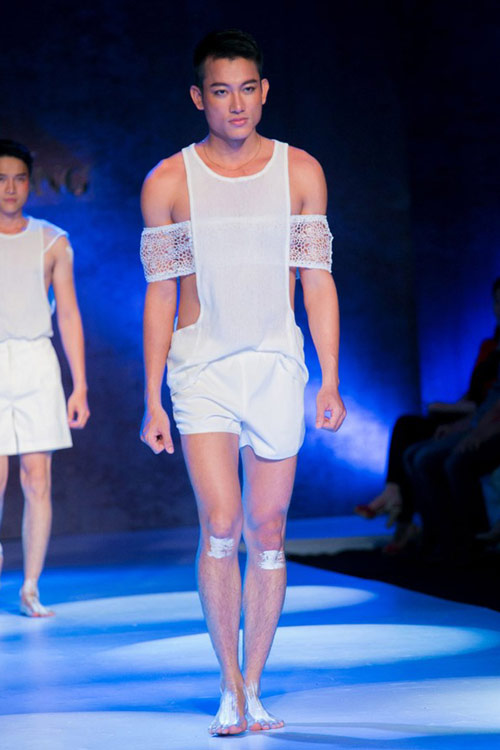 Mẫu nam mặc áo nịt ngực, quần xuyên thấu! - 13