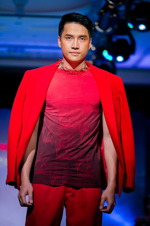 Mẫu nam mặc áo nịt ngực, quần xuyên thấu! - 2