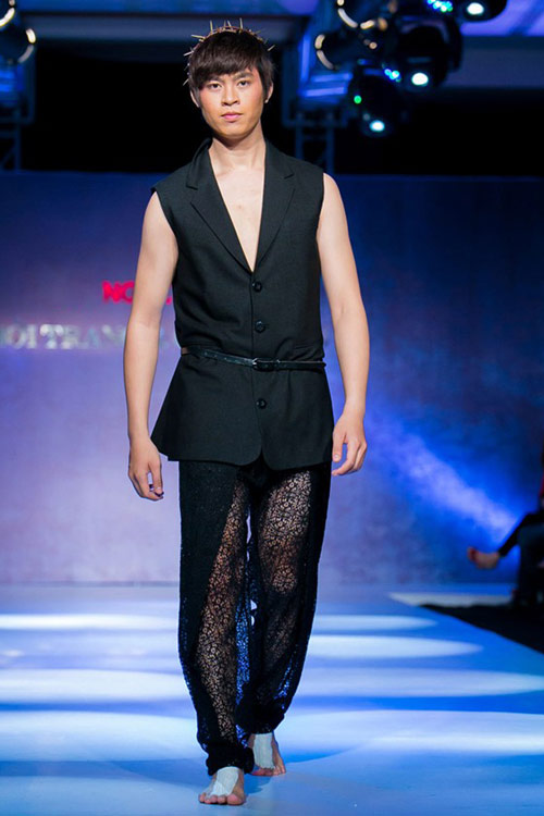 Mẫu nam mặc áo nịt ngực, quần xuyên thấu! - 7