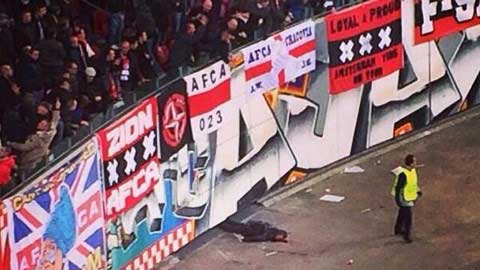 CĐV ngã vỡ đầu vì ăn mừng Ajax thắng Barca - 1